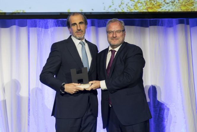 Carlos Calero (izda.) recoge el premio Hostelco Awards para vincci hoteles