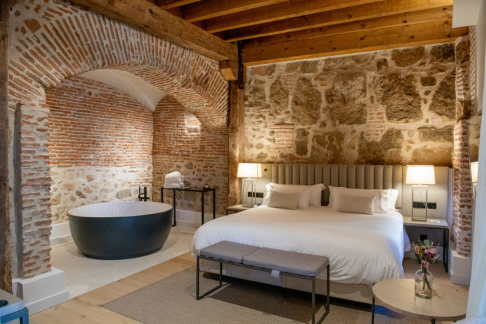 El Hotel Sofraga de Ávila está ubicado en un antiguo palacio del siglo XVI, construido sobre edificaciones aún más antiguas